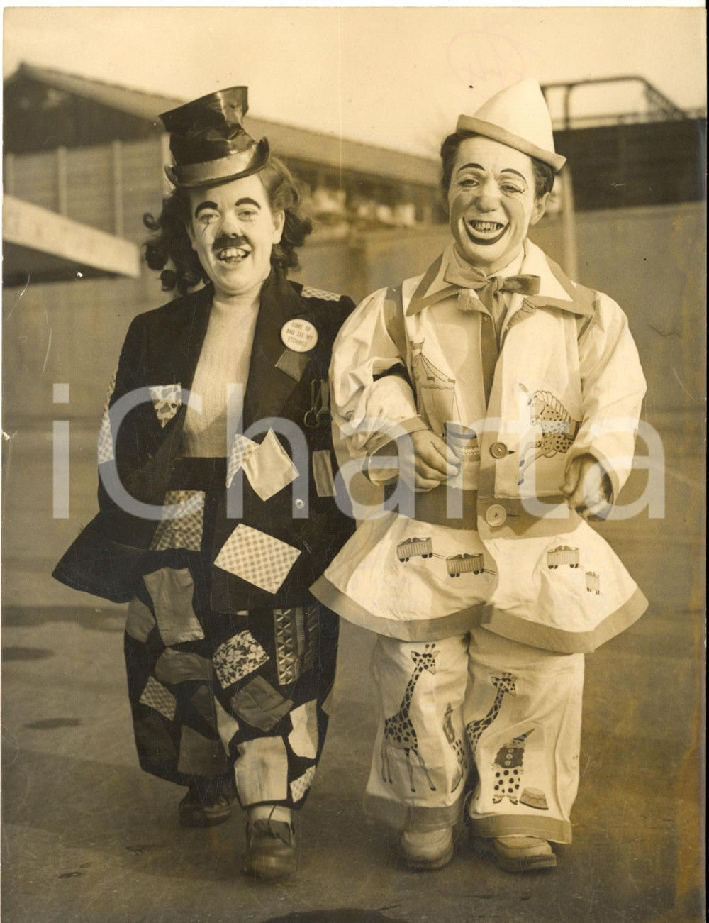 1959 LONDON Tom Arnold's Circus - Geoff HINCHCLIFFE June HOBSON midgets engaged