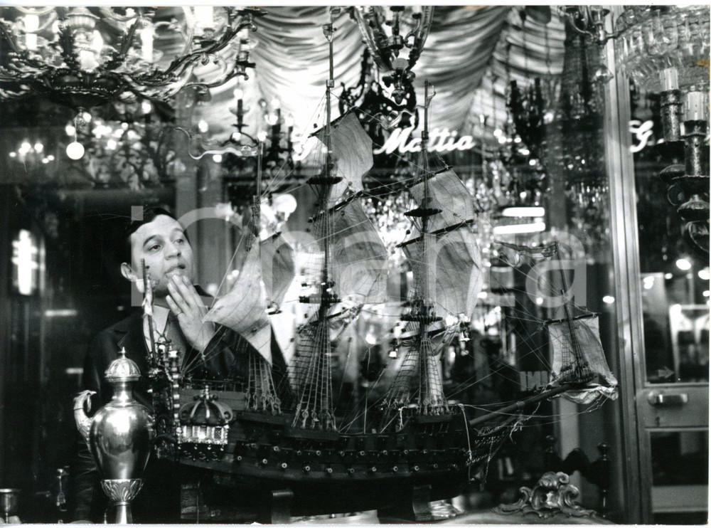 1966 MILANO Fred BONGUSTO in un negozio di antiquariato - Foto 18x13 cm