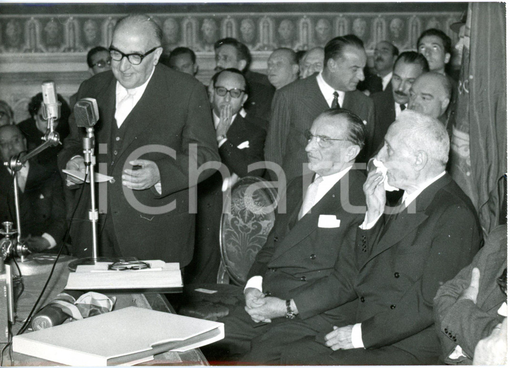 1957 ROMA Adone ZOLI consegna l'attestato di cittadino romano a Enrico DE NICOLA
