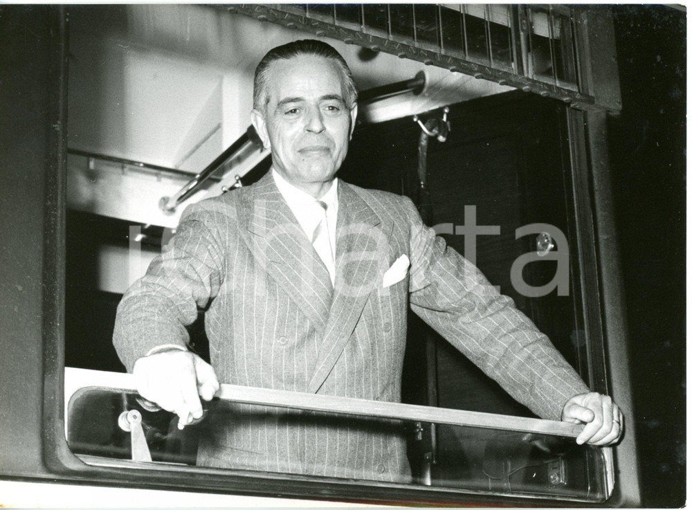1955 ROMA Stazione Termini - On. Gaetano MARTINO in partenza per Parigi *Foto