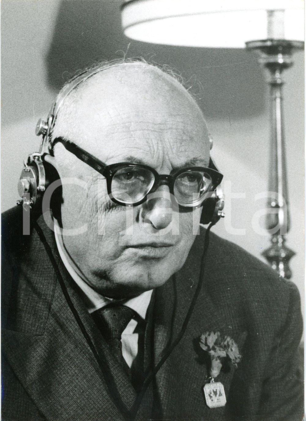 1957 VENEZIA Congresso PSI - Pietro NENNI ascolta registrazione del suo discorso