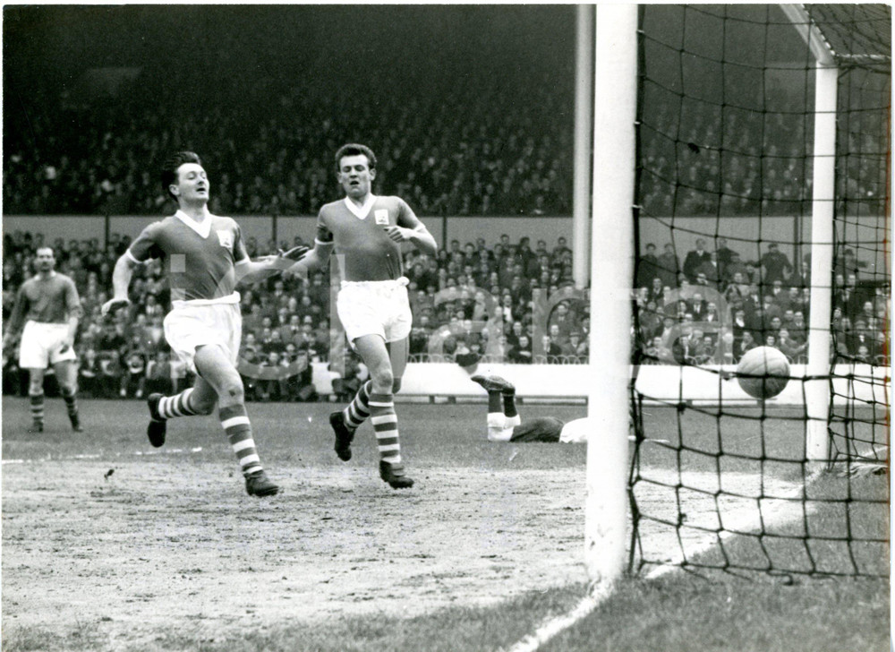 1957 FOOTBALL Tottenham-Birmingham - Jeff HALL and Trevor SMITH trying to save