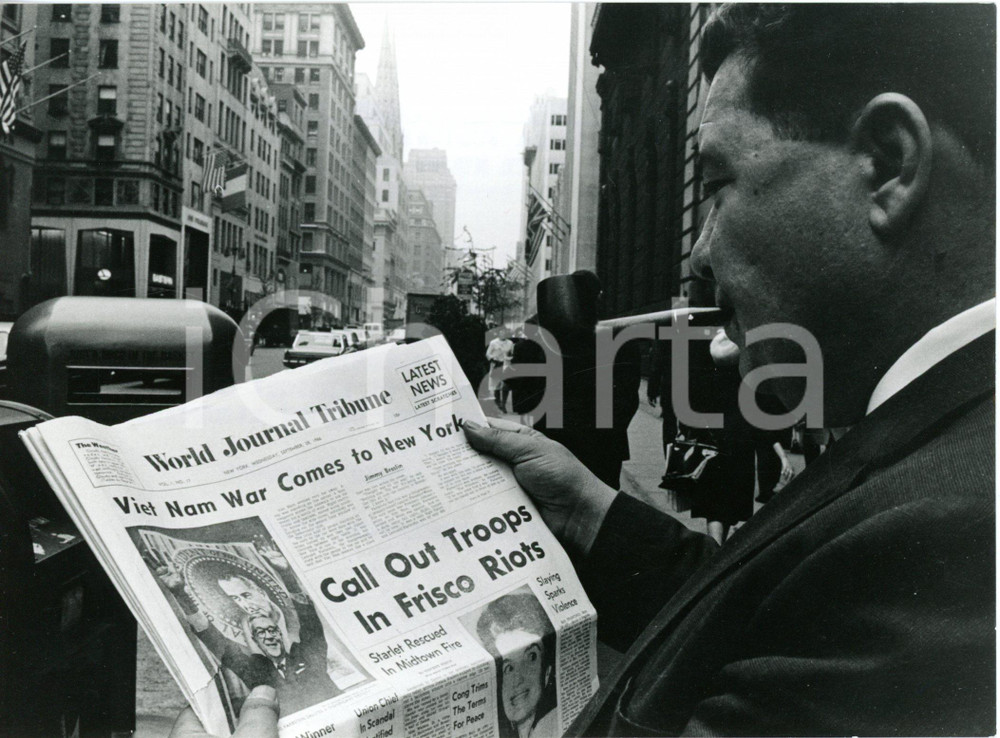 1966 NEW YORK Cittadino legge WORLD JOURNAL TRIBUNE su Guerra del Vietnam *Foto