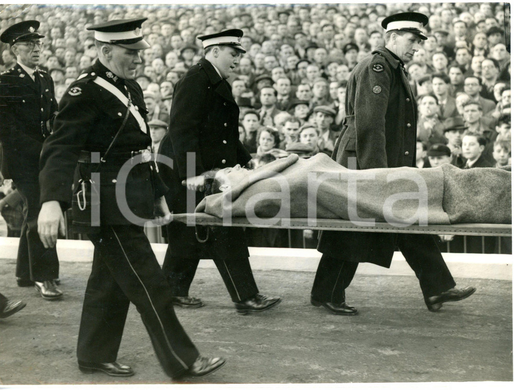 1953 LONDON FOOTBALL Blackpool-Arsenal *Allan BROWN carried off by ambulance men