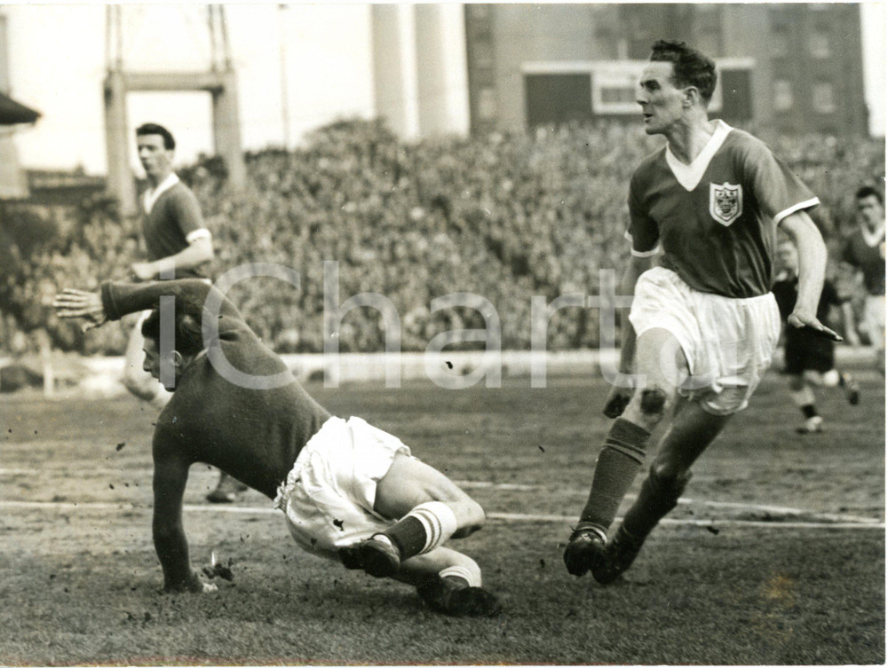 1959 LONDON - FOOTBALL Blackpool-Chelsea - Reg MATTHEWS beaten by Dave DURIE