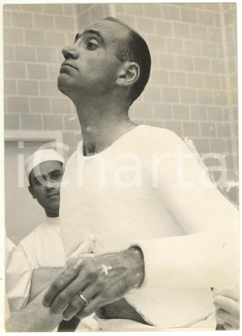1956 MILANO - CICLISMO Fiorenzo MAGNI ingessato dopo frattura della clavicola