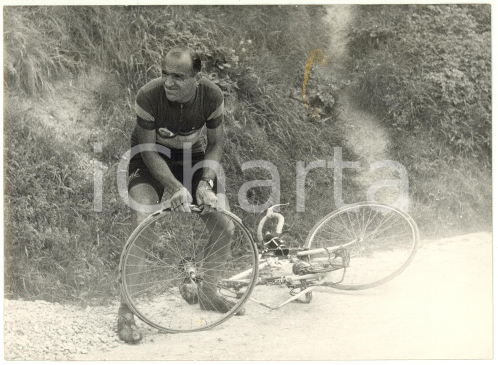 1954 CICLISMO - GIRO D'ITALIA 10^ tappa - Fiorenzo MAGNI ripara una ruota forata