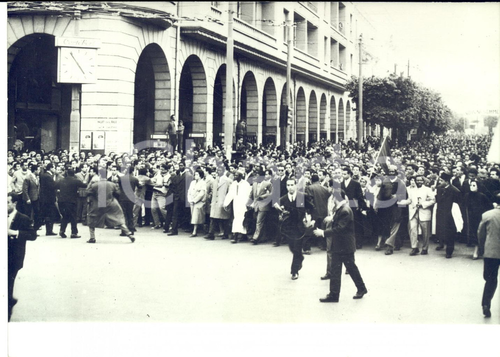 1960 TUNIS Manifestation anti-française se dirige vers l'ambassade *Photo 18x13