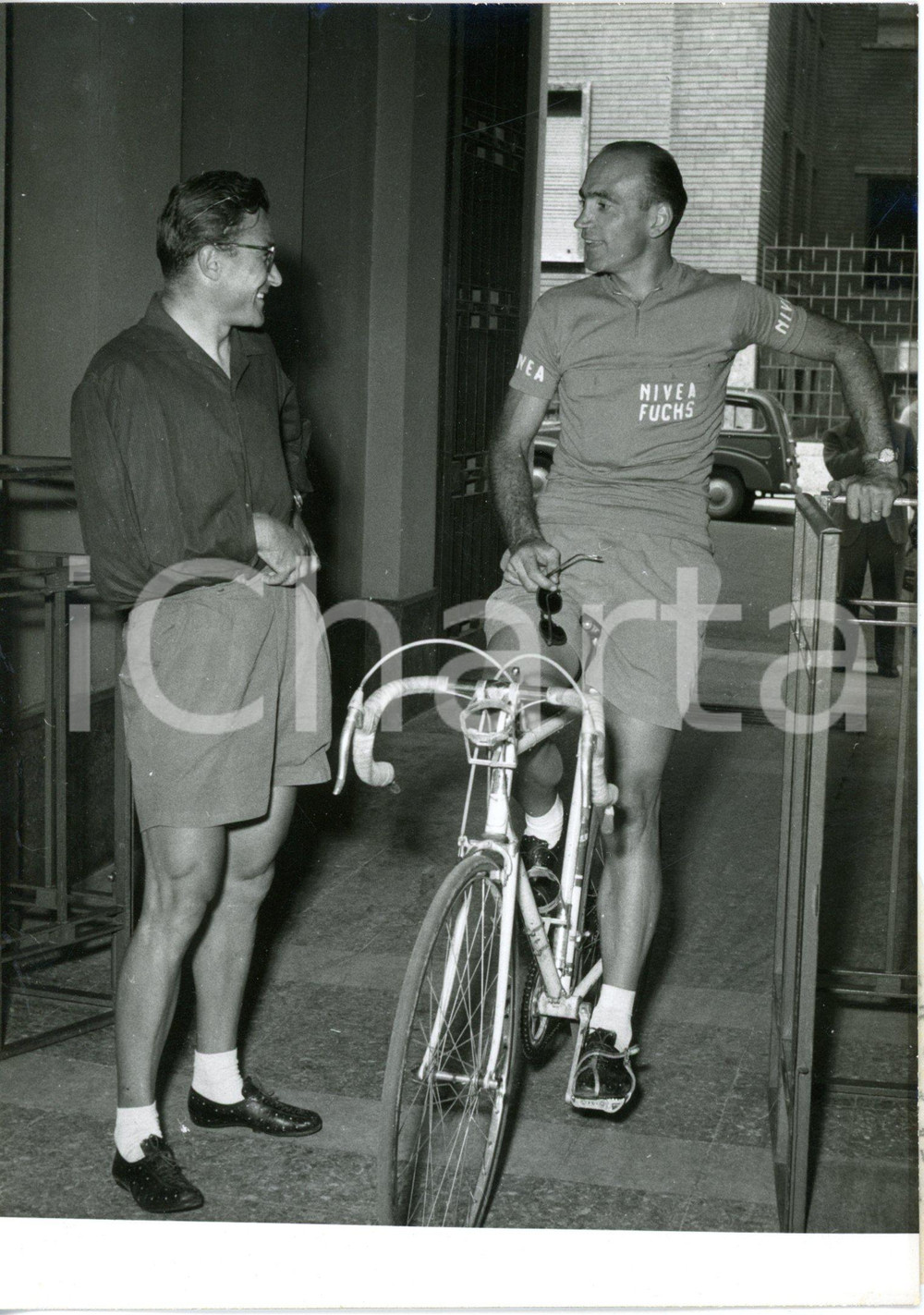 1955 MONZA - CICLISMO - Fiorenzo MAGNI incontra Giorgio ALBANI infortunato *Foto