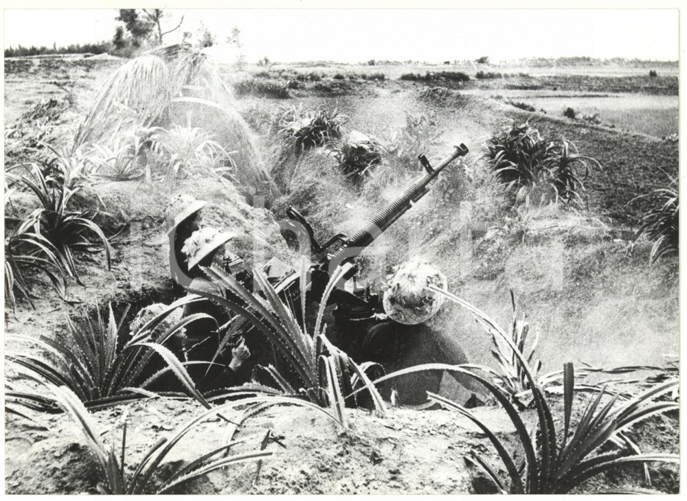 1968 GUERRA DEL VIETNAM - Donne della milizia nord-vietnamita in trincea *Foto