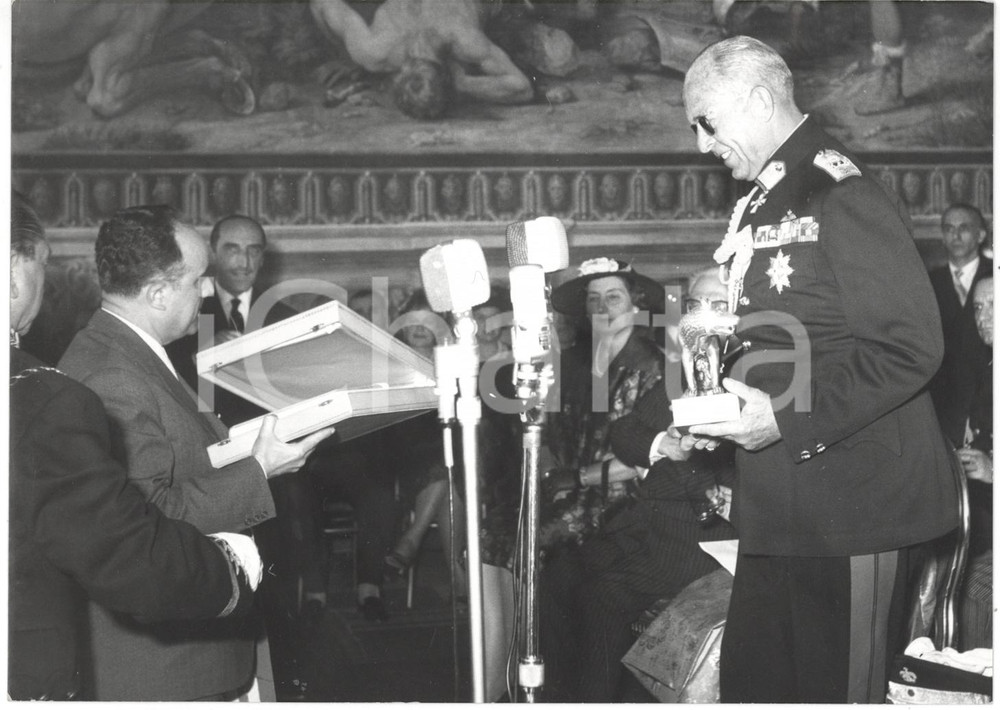 1959 ROMA Urbano CIOCCETTI dona Lupa capitolina a re Paolo di Grecia *Foto