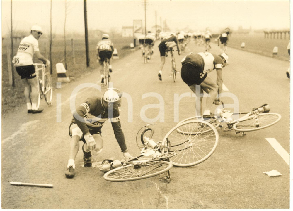 1959 CICLISMO - MILANO-SANREMO - Caduta di Hilaire COUVREUR e Jozef SCHILS *Foto