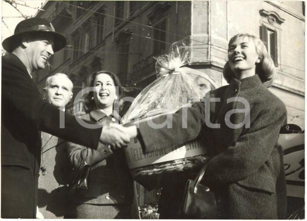 1957 ROMA Befana del Vigile - Emma DANIELI consegna i doni della RAI *Foto