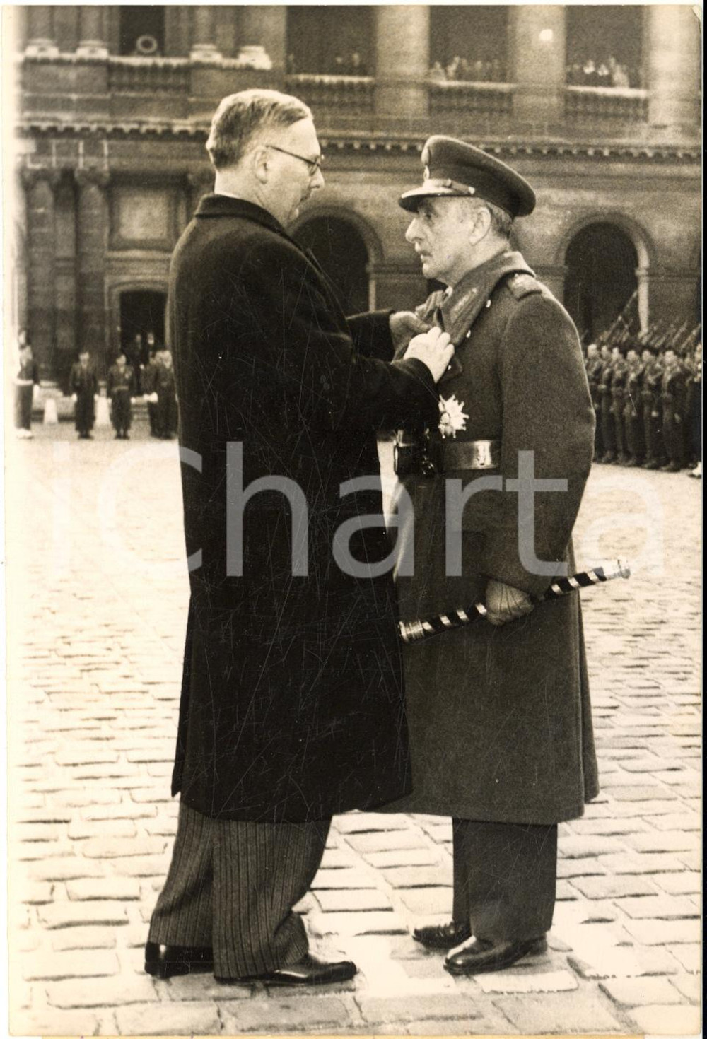 1954 PARIS René PLEVEN remet à Alexandros PAPAGOS la médaille militaire *Photo