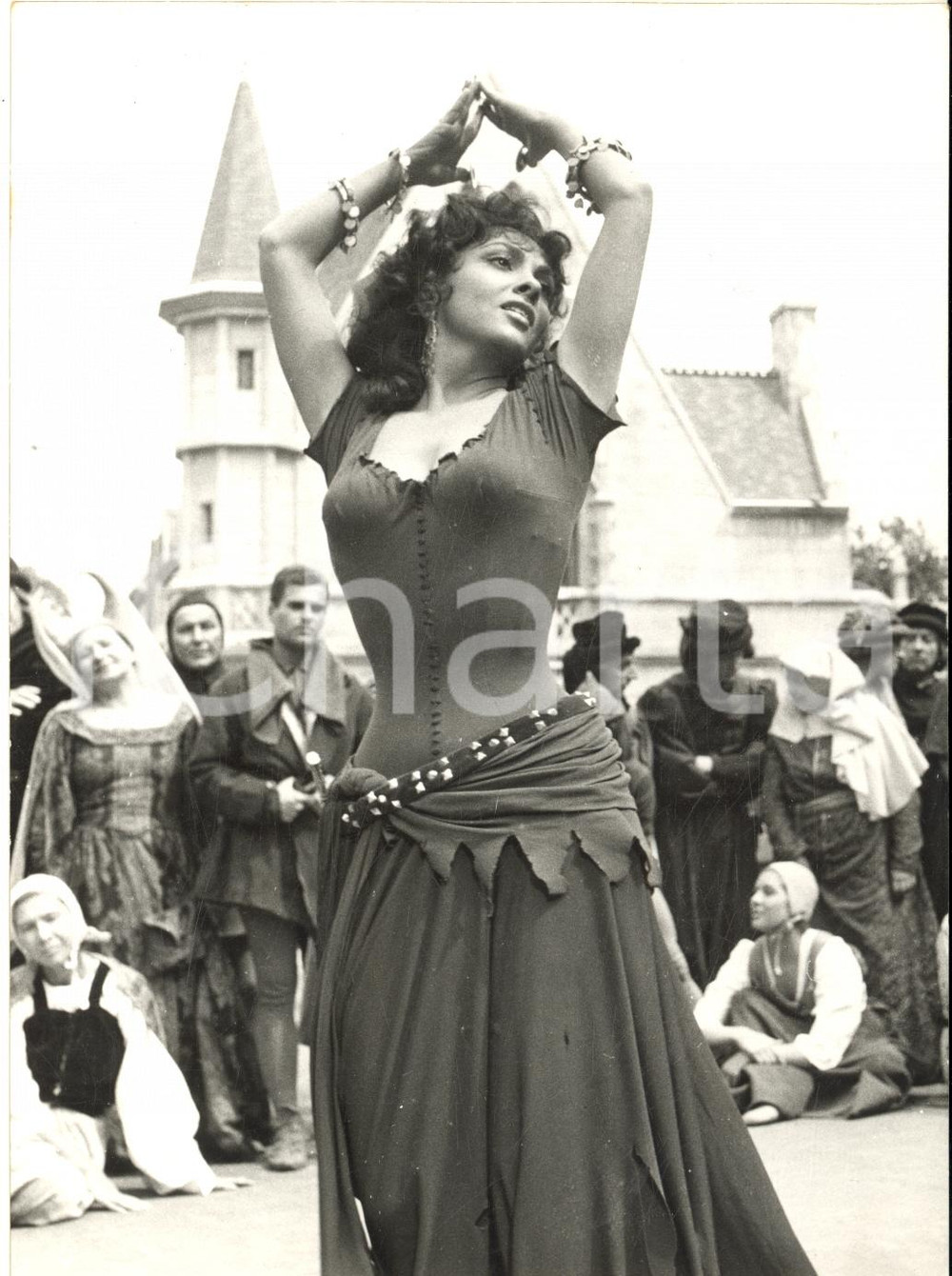 1956 CINEMA - Gina LOLLOBRIGIDA interpreta Esmeralda in "Notre-Dame de Paris"