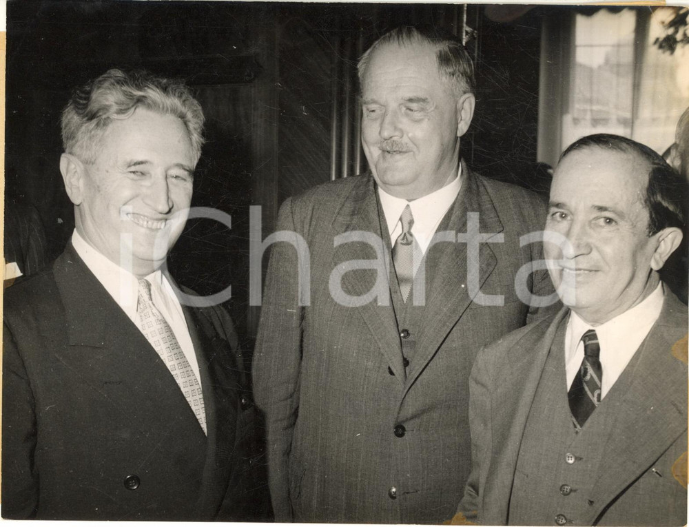 1953 VIENNA Nahum GOLDMANN meets his Jewish co-citizens - Julius RAAB *Photo