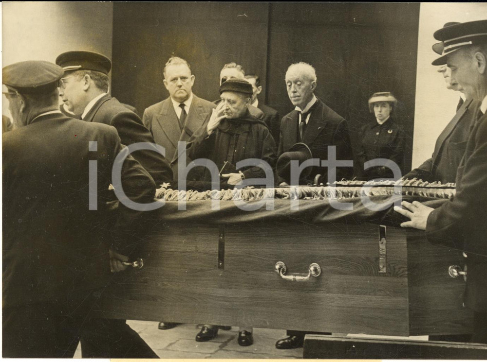 1960 NEUILLY - Levée du corps du duc Maurice DE BROGLIE - La famille Photo