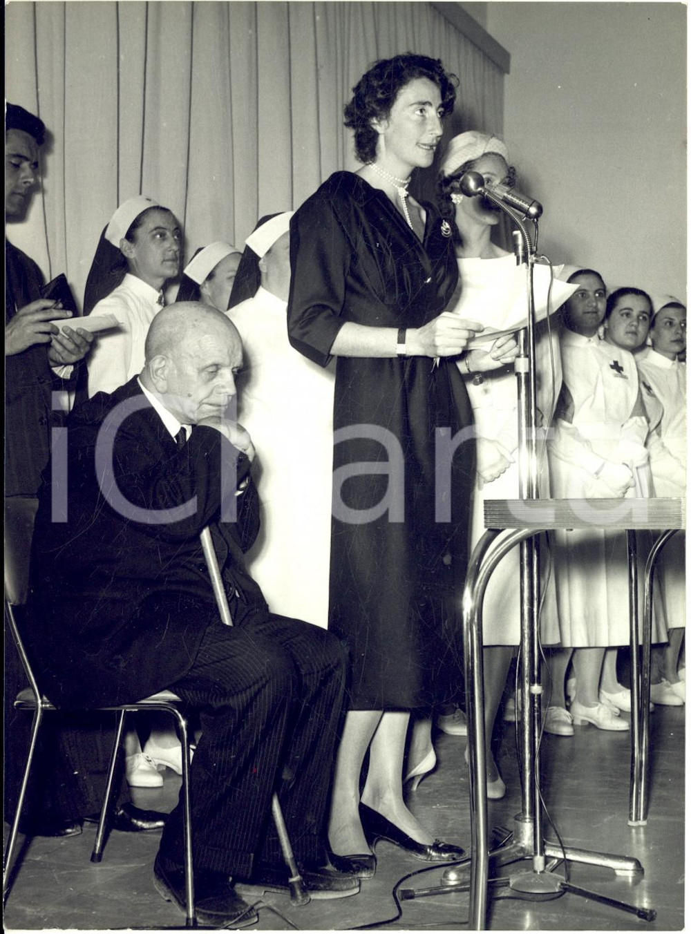 1957 ROMA Susanna AGNELLI e Allegra CARACCIOLO inaugurano scuola CROCE ROSSA