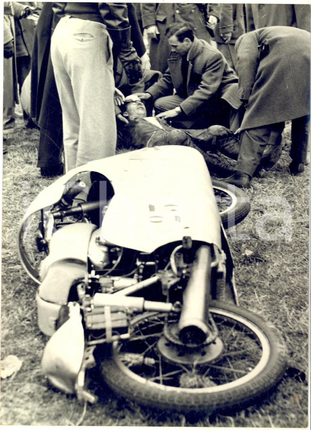 1955 ca MODENA MOTOCICLISMO Alfredo MILANI dopo l'incidente - Foto 13x18 cm