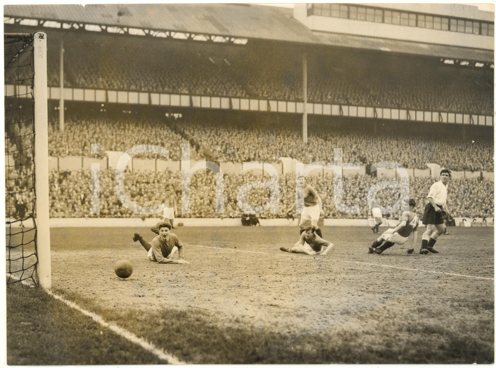 1957 LONDON - FOOTBALL Tottenham Hotspur-Portsmouth 2-0 - Bobby SMITH's goal