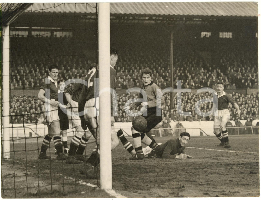 1954 LONDON FOOTBALL Chelsea-Wolverhampton Wanderers 4-2 - Chick THOMSON down