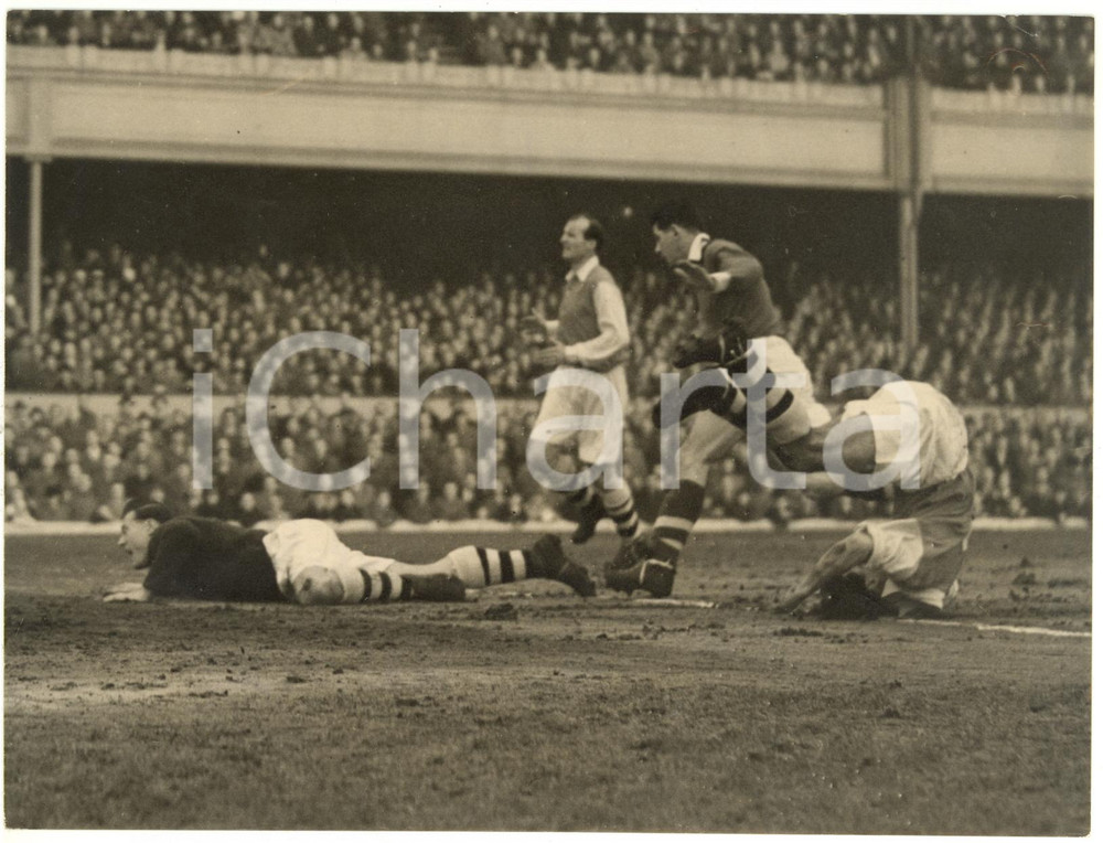 1954 LONDON FOOTBALL Arsenal-Cardiff City 1-1 - Len WILLS and Jack KELSEY down
