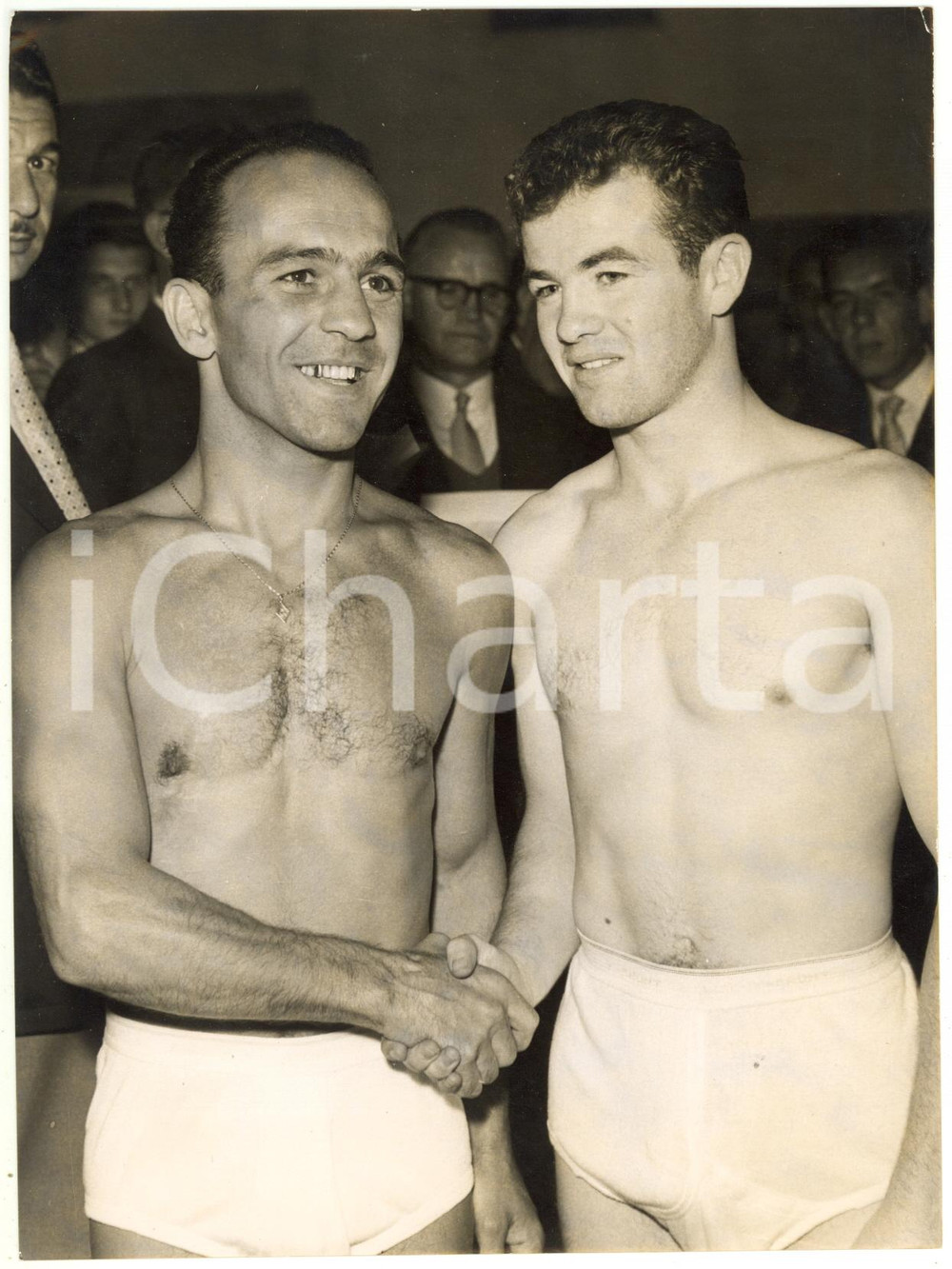 1959 LONDON BOXE Bantamweight - Freddie GILROY and Mario D'AGATA at the weigh-in