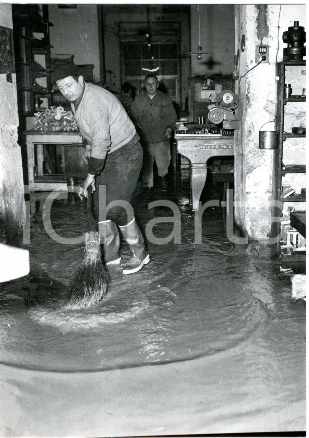 1960 GENOVA Operai al lavoro in un'officina allagata da un temporale *Foto 13x18