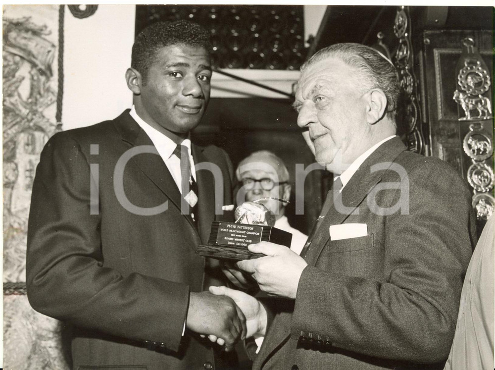 1960 LONDON - Floyd PATTERSON receiving the Boxing Writers' Club Trophy *Photo