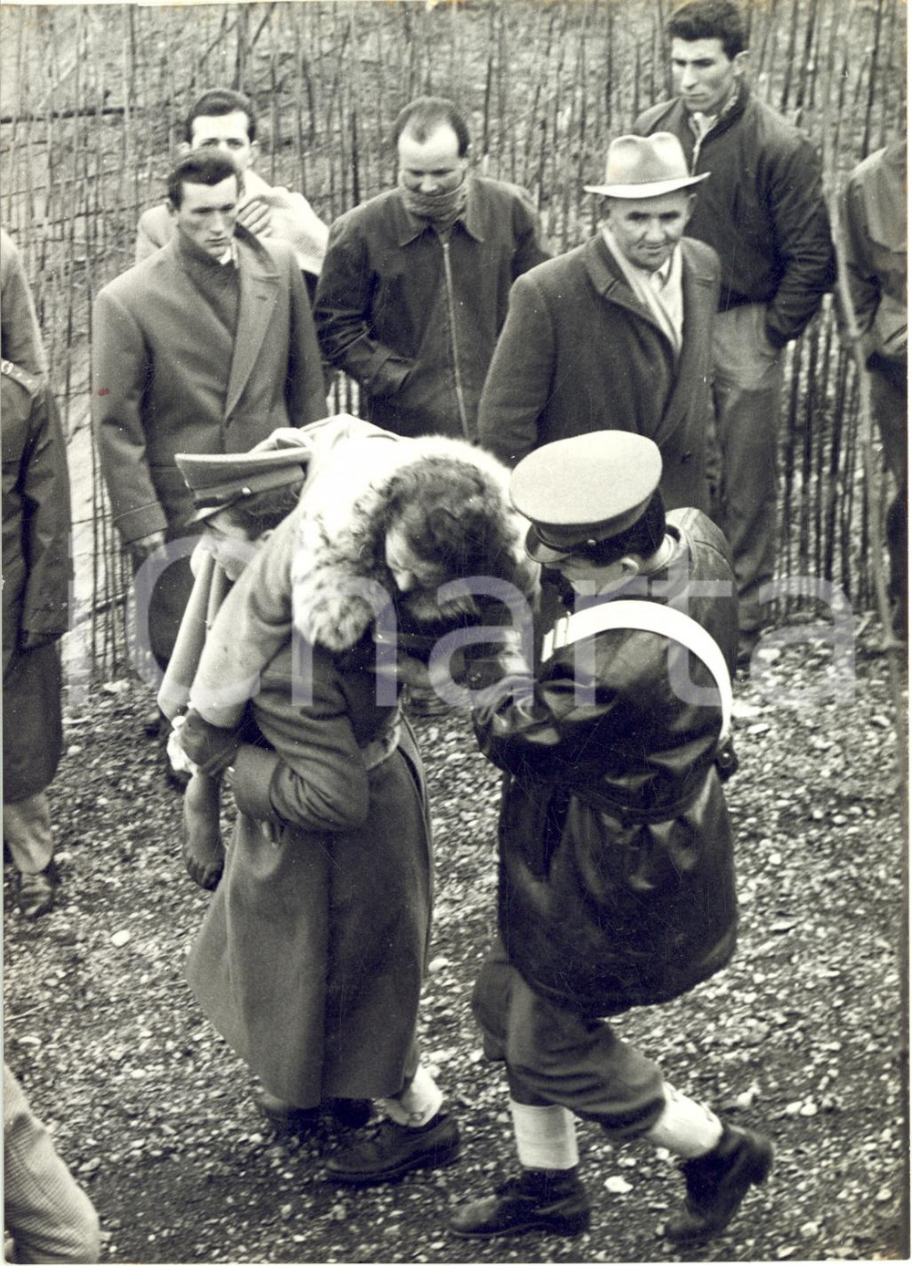 1955 ca PIANORO Incendio di un treno - Carabinieri soccorrono una donna *Foto