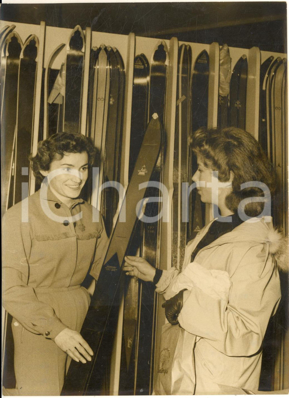 1956 PARIS Lucienne SHMITT-COUTTET conseille pour le ski dans un grand magasin