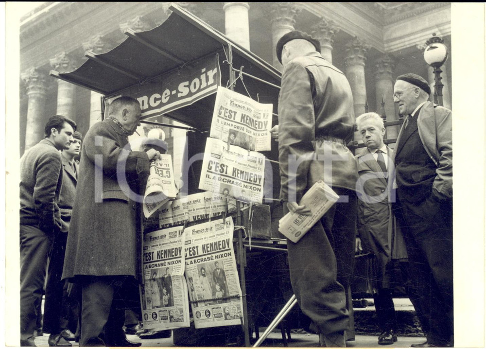 1960 PARIS Panthéon - Citoyens apprennent des journaux la victoire de Kennedy