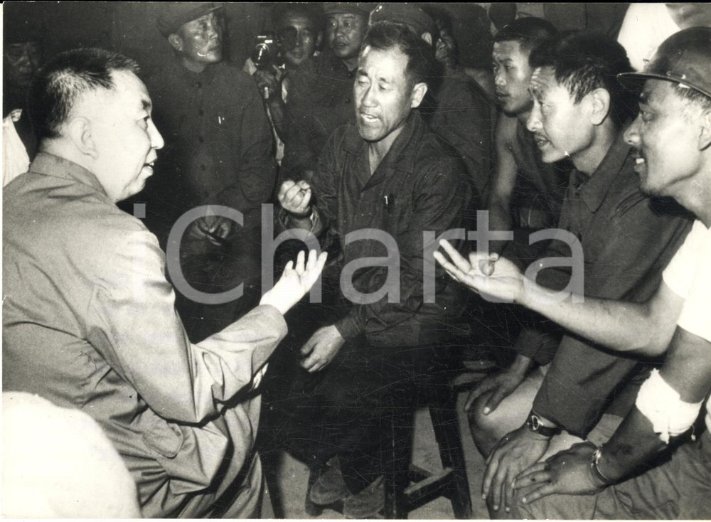 1976 CHINA Terremoto di TANGSHAN - Hua KUO-FENG tra i minatori *Foto 18x13 cm