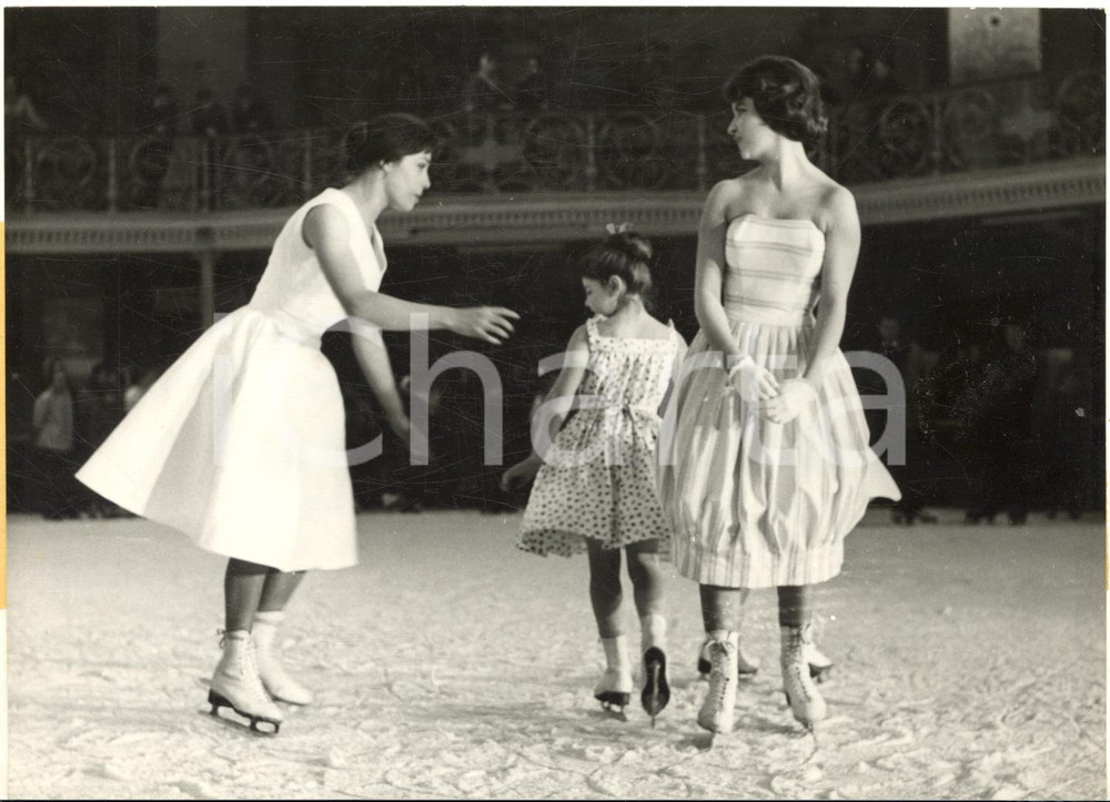 1958 PARIS MODE jeunes filles- Présentation MANBY avec mannequins patineuses