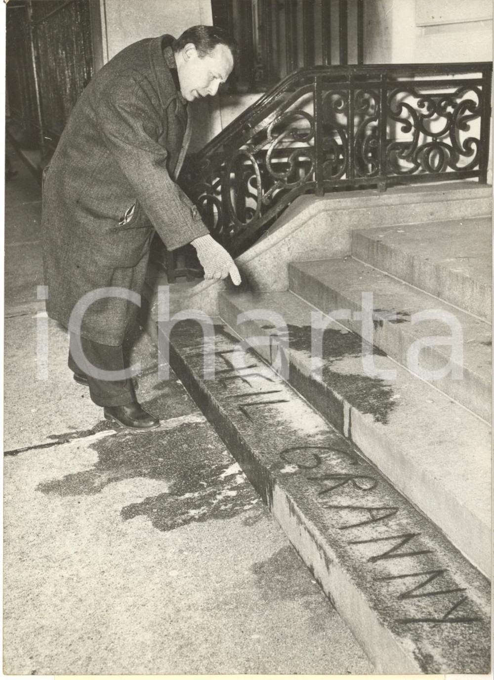 1960 NEW YORK Gamble BENEDICT Mansion - "Heil Granny" written on the steps