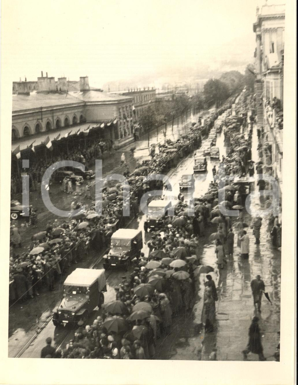 1954 TRIESTE Ingresso truppe italiane - Folla in festa sotto la pioggia *Foto