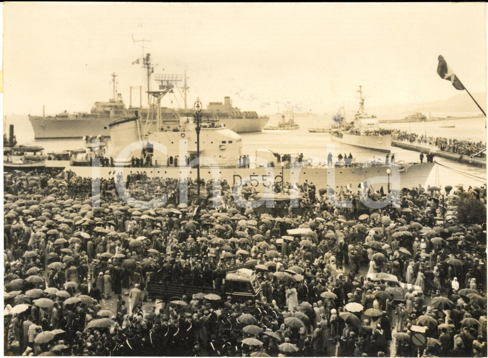 1954 TRIESTE ITALIANA Cittadini in festa per lo sbarco delle truppe - Foto 18x13