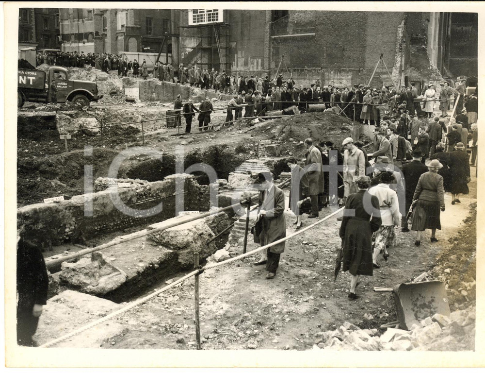 1954 LONDON Long queue of people at Roman temple ruins near Mansion House *Photo