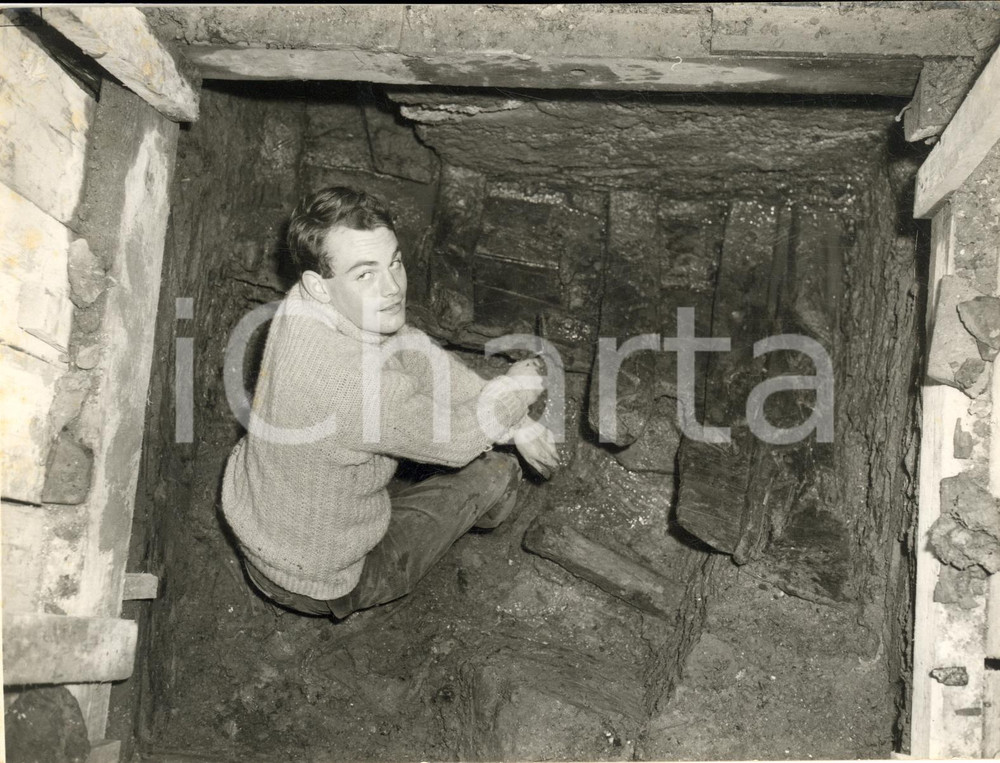 1959 LONDON SOUTHWORK Young archaeologist Peter MARSDEN finds a Roman ship