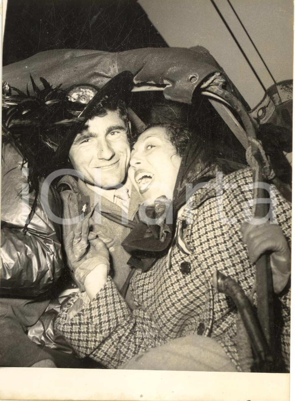 1954 TRIESTE Ingresso truppe italiane - Giovane donna con un bersagliere *Foto