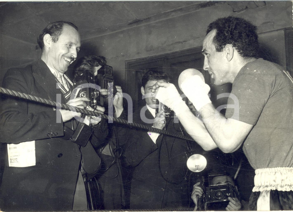 1957 PARIS Salle Oquinarenne - Mario D'AGATA posa per il fotografi *Foto 18x13