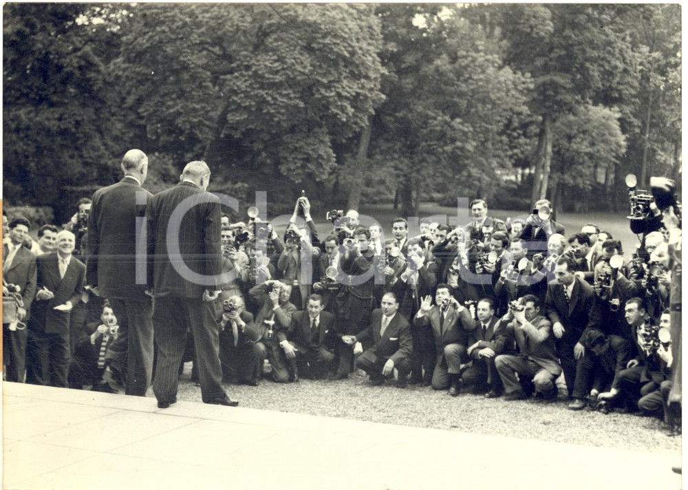 1958 PARIS Elysée - Général Charles DE GAULLE et René COTY face aux photographes