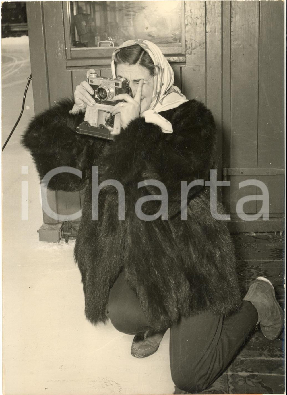1954 DAVOS Raduno dei pattinatori - Una spettatrice fotografa *Foto 13x18