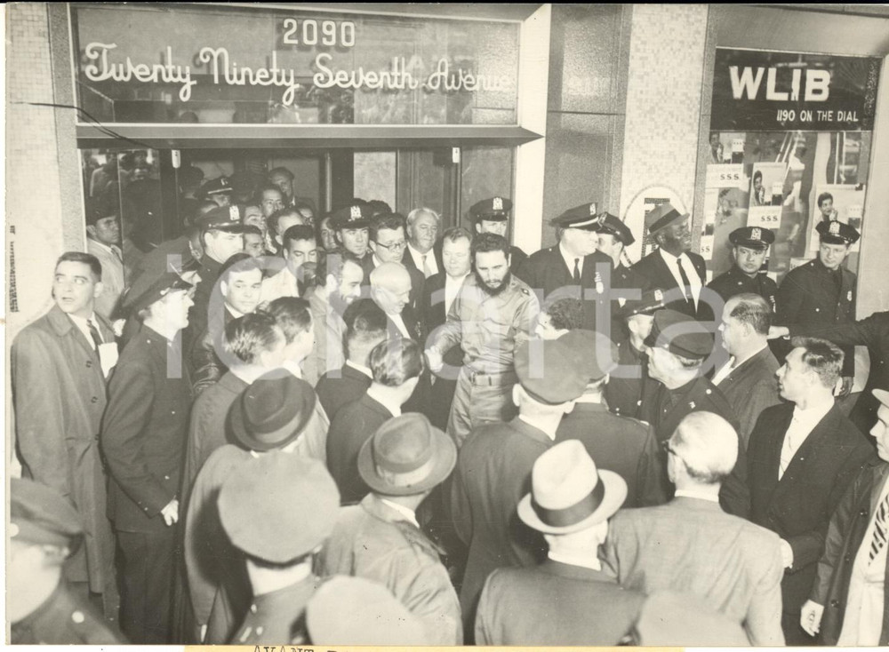 1960 NEW YORK Hotel THERESA - Nikita KRUSCEV e Fidel CASTRO all'uscita *Foto