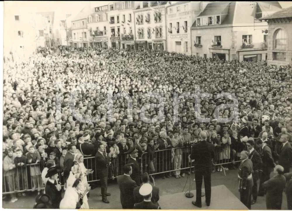 1960 LANDERNEAU (BRETAGNE) Discours général Charles DE GAULLE à la foule - Photo