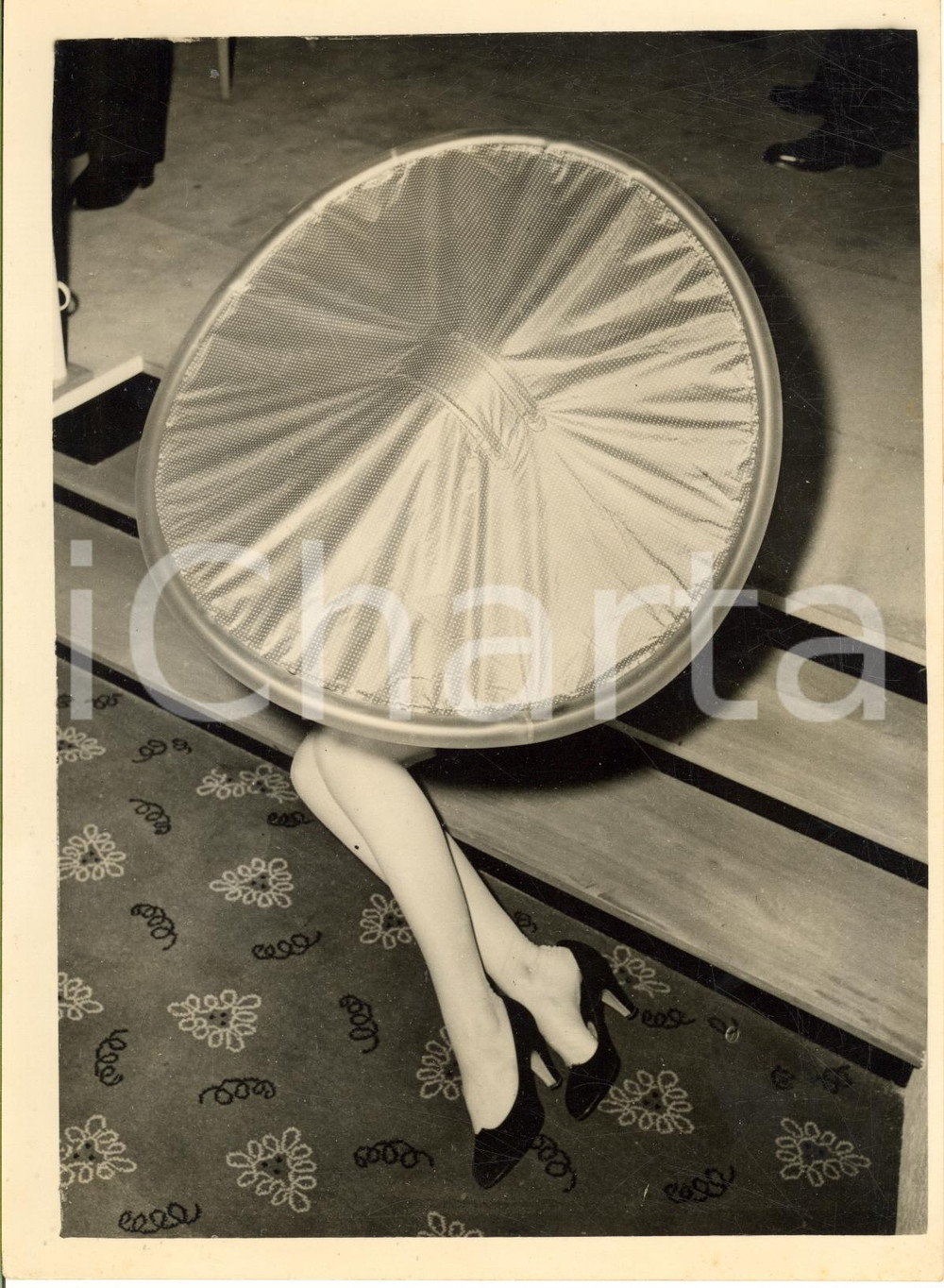 1954 LONDON British Industries Fair - Fiona BARLOW with inflatable beach hat