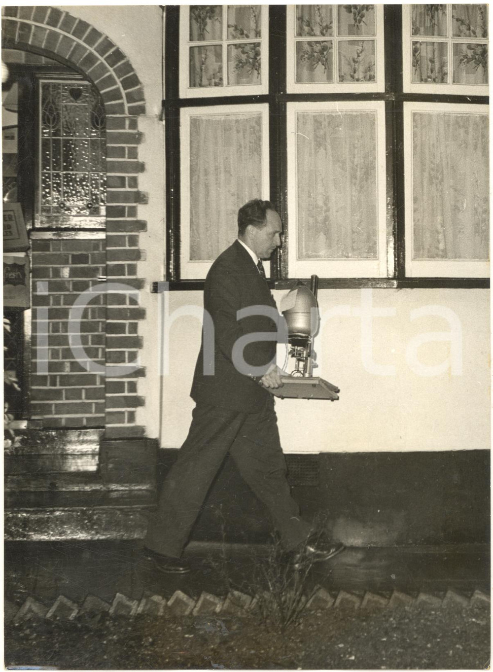 1961 RUISLIP (UK) Photographic enlarger removed from Peter KROGER's home *Photo