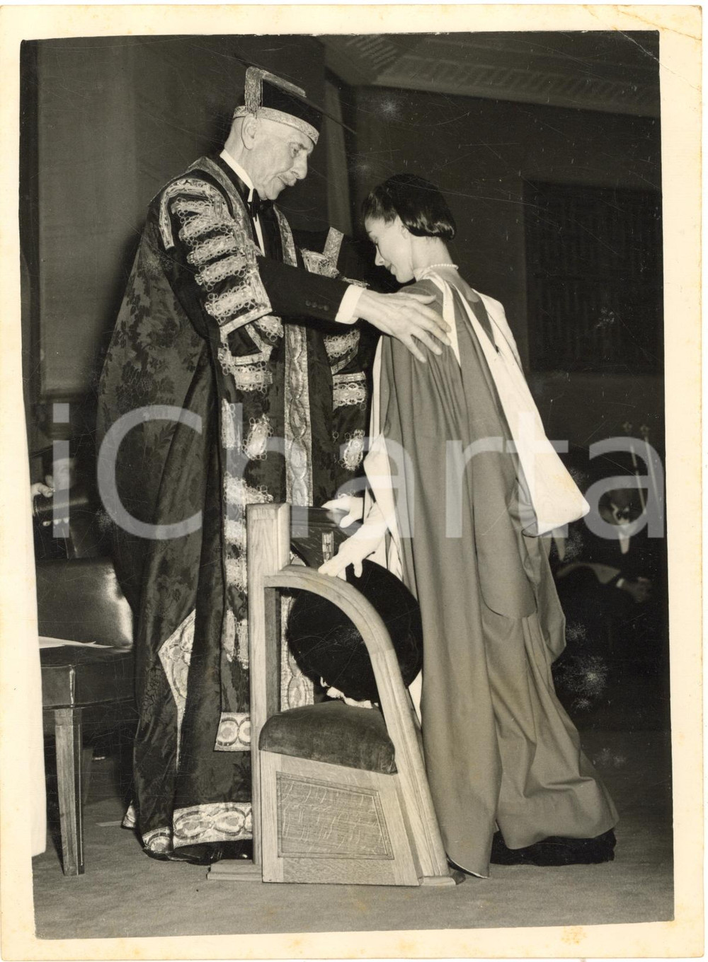 1954 LONDON University - Margot FONTEYN receives Doctor of Music degree *Photo