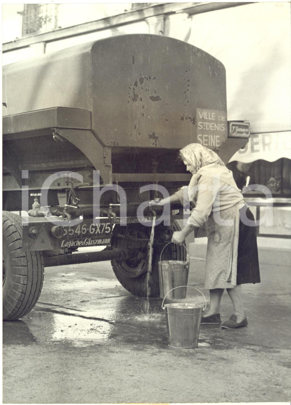 1961 SAINT-DENIS Donna attinge alla cisterna dopo scoppio tubature per gelo