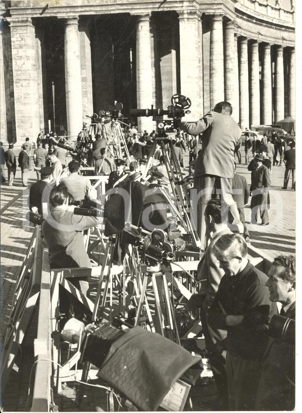 1958 VATICANO Piazza San Pietro - Fotografi in attesa della fumata dal conclave